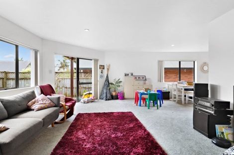 Photo of property in 4/37 Fields Parade, Oteha, Auckland, 0632