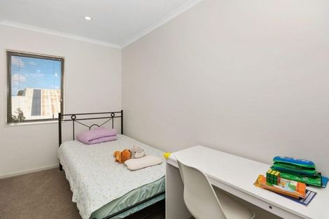 Photo of property in 10/17 Harbour View Road, Te Atatu Peninsula, Auckland, 0610