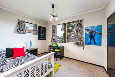 Photo of property in 72 La Rosa Street, Green Bay, Auckland, 0604