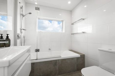 Photo of property in 904 East Coast Road, Northcross, Auckland, 0630