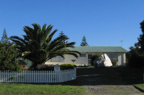 Photo of property in 16 Freyberg Crescent, Waikanae Beach, Waikanae, 5036