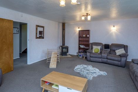 Photo of property in 292 Heatherlea Road East, Levin, 5571