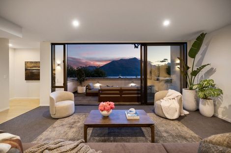 Photo of property in 14 Vancouver Drive, Queenstown, 9300