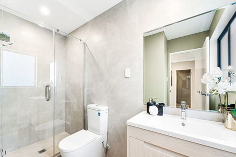 Photo of property in 2/33 Buscomb Avenue, Henderson, Auckland, 0610