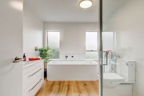 Photo of property in 10 Kahu Road, Paremata, Porirua, 5024