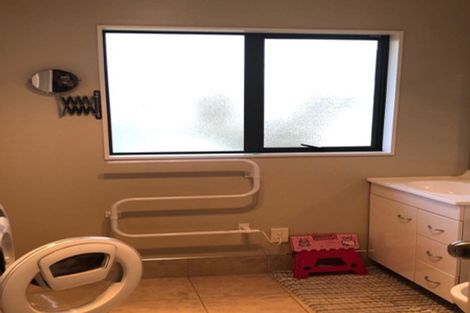 Photo of property in 1 Rixon Place, Te Atatu Peninsula, Auckland, 0610