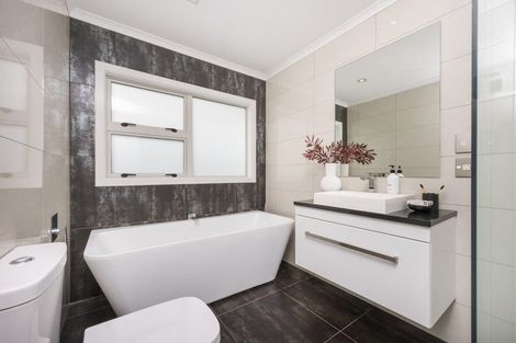 Photo of property in 16 Hardie Street, Hokowhitu, Palmerston North, 4410