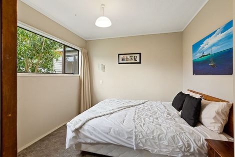 Photo of property in 1 Surf Road, Stanmore Bay, Whangaparaoa, 0932