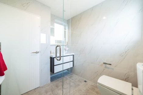 Photo of property in 128 Mcclymonts Road, Oteha, Auckland, 0632