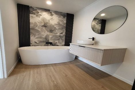 Photo of property in 2/13 Sunnyside Road, Sunnyvale, Auckland, 0612