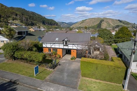 Photo of property in 10 Kakariki Grove, Waikanae, 5036