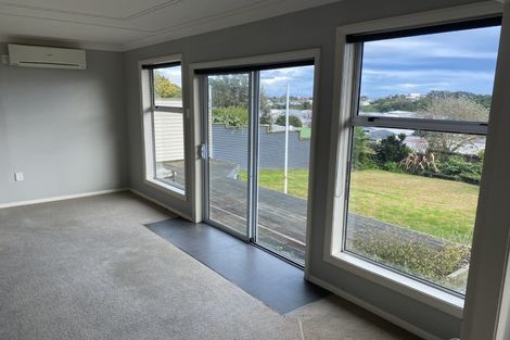 Photo of property in 31 Queens Road, Glen Avon, New Plymouth, 4312