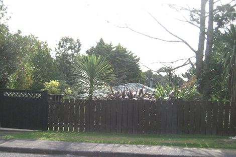 Photo of property in 32 Gill Avenue, Te Atatu Peninsula, Auckland, 0610