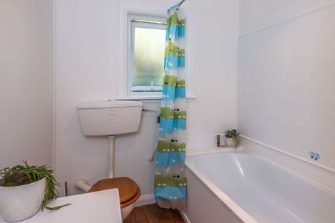 Photo of property in 28 Curtis Street, Northland, Wellington, 6012