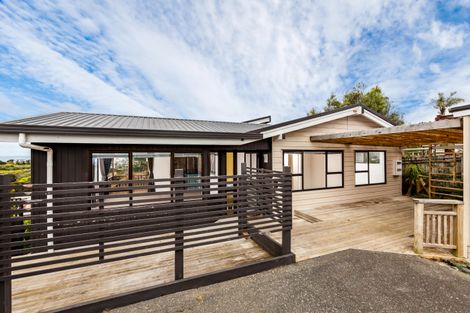 Photo of property in 70 Wade River Road, Stanmore Bay, Whangaparaoa, 0932