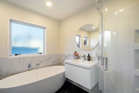 Photo of property in 2/27 Stafford Road, Northcote Point, Auckland, 0627