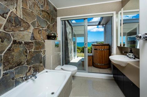 Photo of property in 62 Sharon Road, Waiake, Auckland, 0630