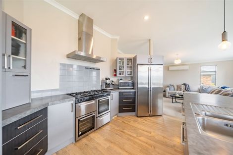 Photo of property in 15 James Nairn Grove, Riverstone Terraces, Upper Hutt, 5018