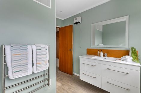 Photo of property in 30a Geoffrey Road, Torbay, Auckland, 0630