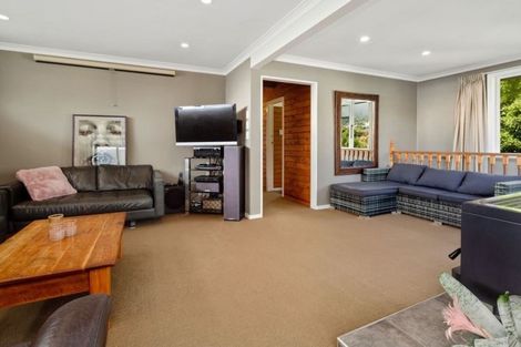 Photo of property in 40 Taylor Terrace, Tawa, Wellington, 5028