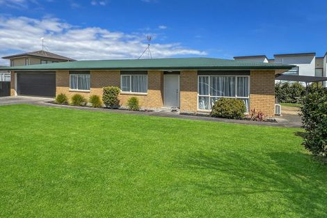 Photo of property in 15 Hocken Place, Mangere Bridge, Auckland, 2022