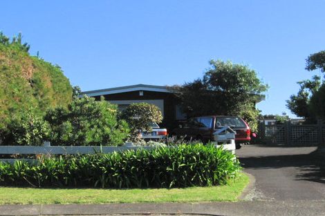 Photo of property in 14 Freyberg Crescent, Waikanae Beach, Waikanae, 5036