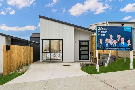 Photo of property in 17 Morus Road, Massey, Auckland, 0614