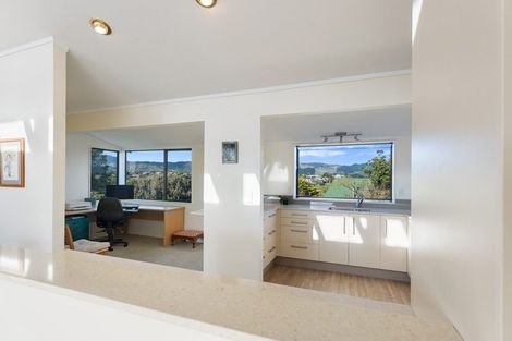 Photo of property in 18 Ara Kuaka, Waikanae Beach, Waikanae, 5036