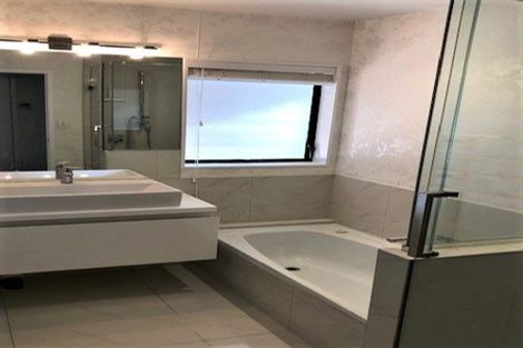 Photo of property in 7 Puawai Place, Northcote, Auckland, 0627