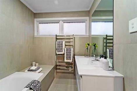 Photo of property in 3/5 Braemar Road, Castor Bay, Auckland, 0620