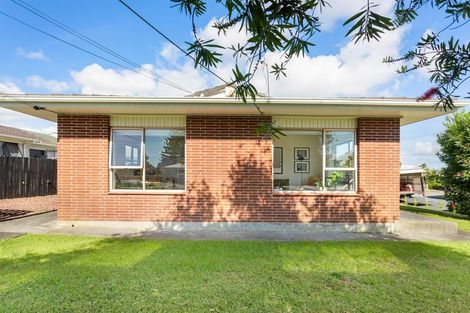 Photo of property in 1/2 Vodanovich Road, Te Atatu South, Auckland, 0610