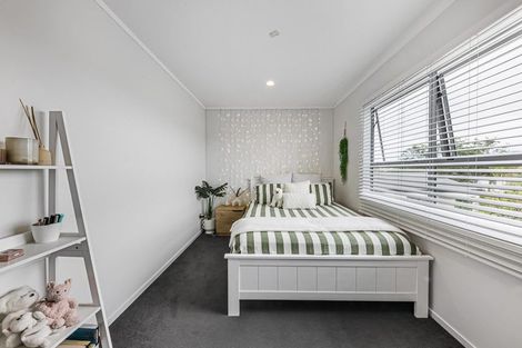 Photo of property in 2/143a Wiseley Road, West Harbour, Auckland, 0618