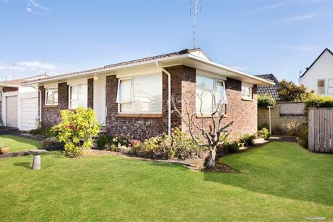 Photo of property in 2/81 Shakespeare Road, Milford, Auckland, 0620