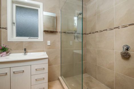 Photo of property in 1/16 Howard Road, Northcote, Auckland, 0627