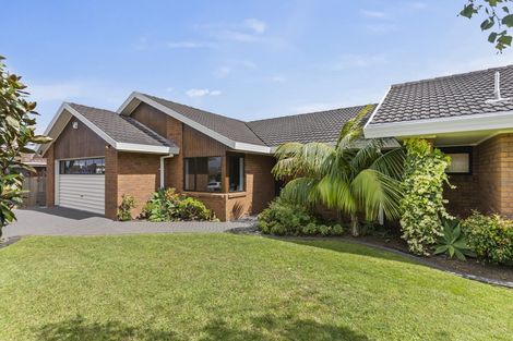 Photo of property in 17 Channing Crescent, Botany Downs, Auckland, 2010