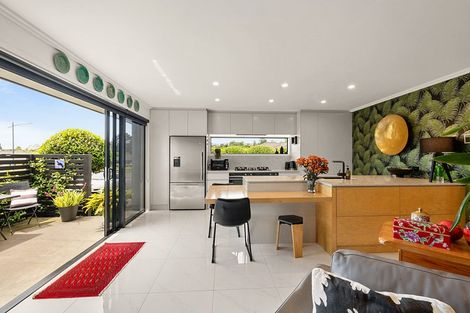 Photo of property in 3 Aderman Place, Hurworth, New Plymouth, 4310