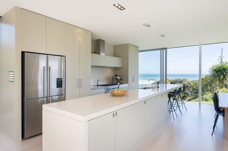 Photo of property in 70 Domain Crescent, Muriwai, Waimauku, 0881