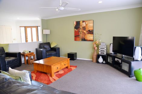 Photo of property in 2/11 Pat O'connor Place, Manurewa, Auckland, 2105