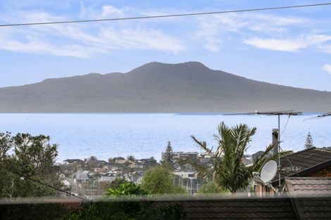 Photo of property in 136 East Coast Road, Forrest Hill, Auckland, 0620