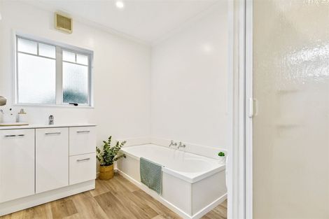 Photo of property in 34 Taioma Crescent, Te Atatu Peninsula, Auckland, 0610