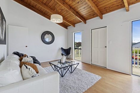 Photo of property in 2/48 Barbados Drive, Unsworth Heights, Auckland, 0632