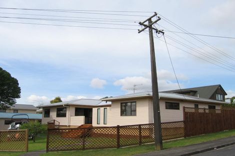Photo of property in 2 Harding Avenue, Te Atatu South, Auckland, 0610