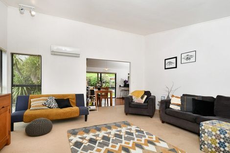 Photo of property in 16 Opanuku Road, Henderson Valley, Auckland, 0612