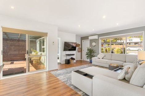 Photo of property in 18 Grassmere Road, Henderson Valley, Auckland, 0612