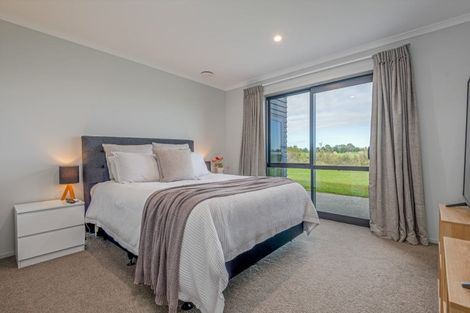 Photo of property in 49 Johnstone Drive, Fitzherbert, Palmerston North, 4410