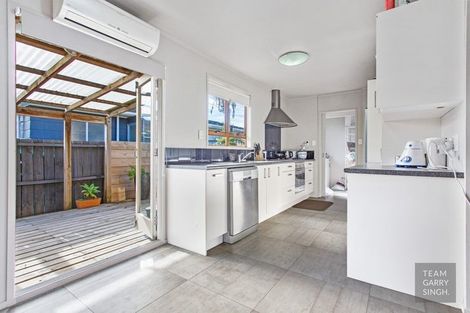 Photo of property in 2/41 Challen Close, Conifer Grove, Takanini, 2112