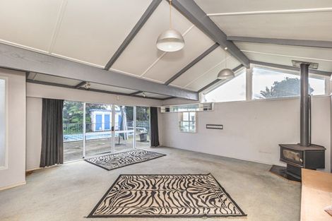 Photo of property in 47 Queenwood Road, Levin, 5510