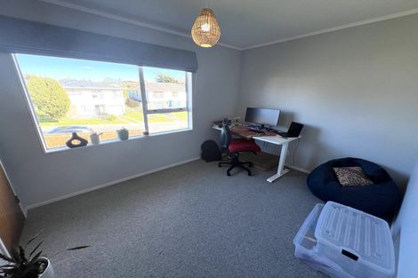 Photo of property in 24 Colchester Crescent, Newlands, Wellington, 6037