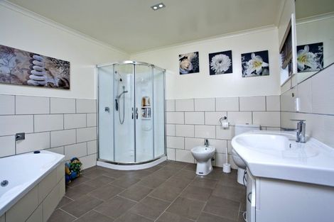 Photo of property in 112 San Marino Drive West, Henderson, Auckland, 0612
