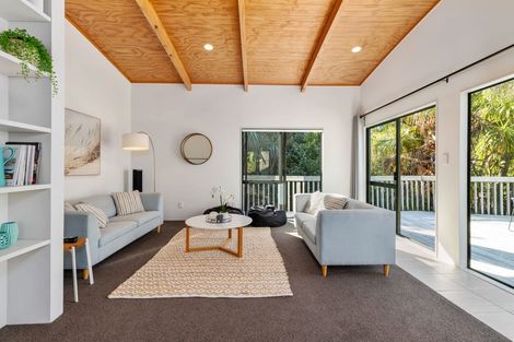 Photo of property in 4/9a Melandra Road, Stanmore Bay, Whangaparaoa, 0932